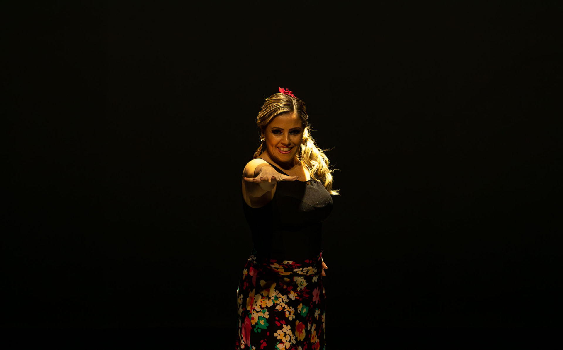 Professora do Studio Lótus Florescer em destaque no palco