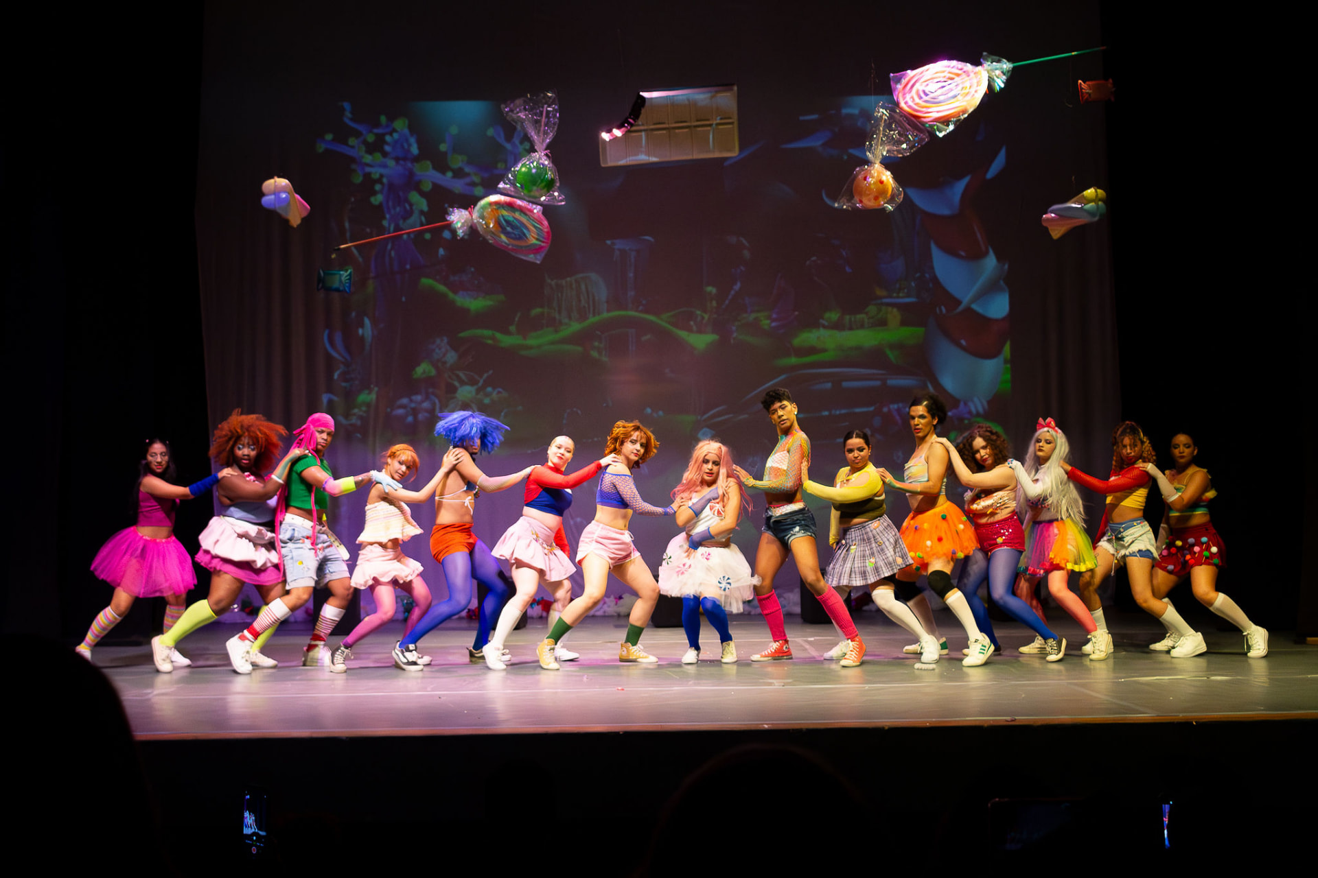 Grande elenco em espetáculo colorido no palco